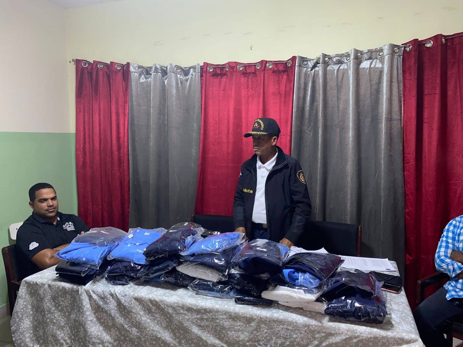 institución. Entrega de nuevos uniformes.